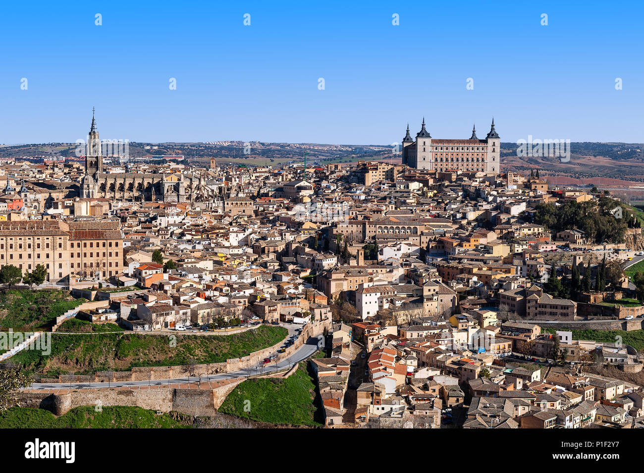 Paesaggio urbano in vista della città fortificata di Toledo, Spagna. Foto Stock