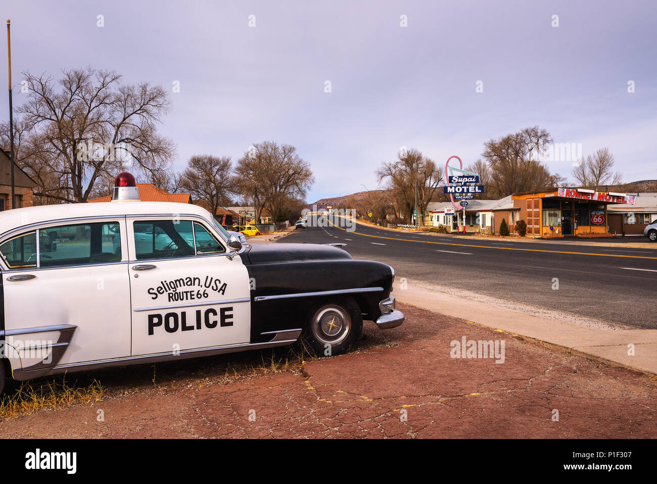 Vecchia auto della polizia sulla storica Route 66 in Seligman, Arizona Foto Stock