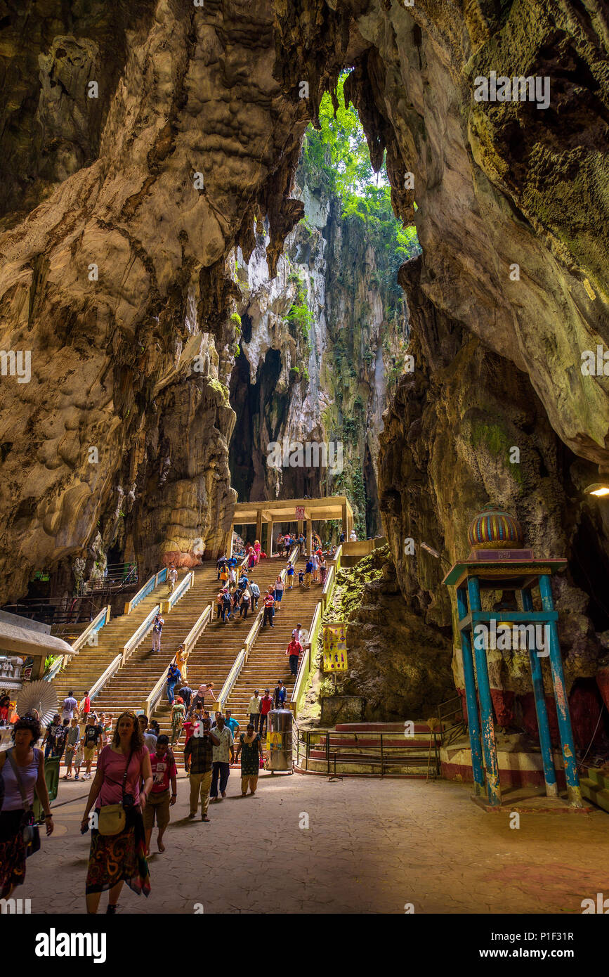 Scala su di un tempio indù all'interno di Grotte Batu, Malaysia Foto Stock