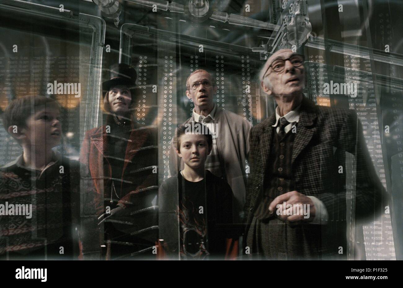 Pellicola originale titolo: Charlie e la fabbrica di cioccolato. Titolo inglese: Charlie e la fabbrica di cioccolato. Regista: tim burton. Anno: 2005. Stelle: Johnny Depp; Freddie Highmore; GIORDANIA RFI; David Kelly; ADAM GODLEY. Credito: WARNER BROS. / Album Foto Stock