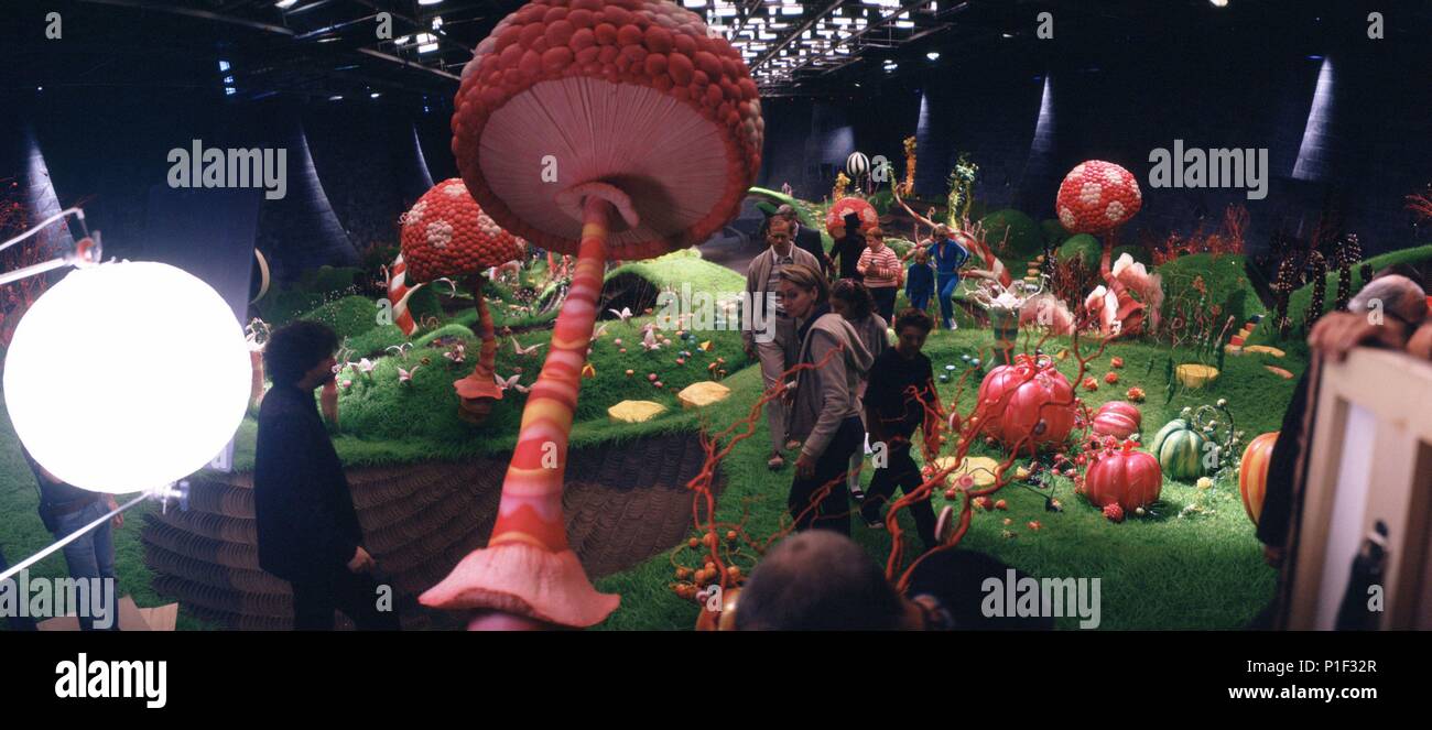 Pellicola originale titolo: Charlie e la fabbrica di cioccolato. Titolo inglese: Charlie e la fabbrica di cioccolato. Regista: tim burton. Anno: 2005. Credito: WARNER BROS. / Album Foto Stock