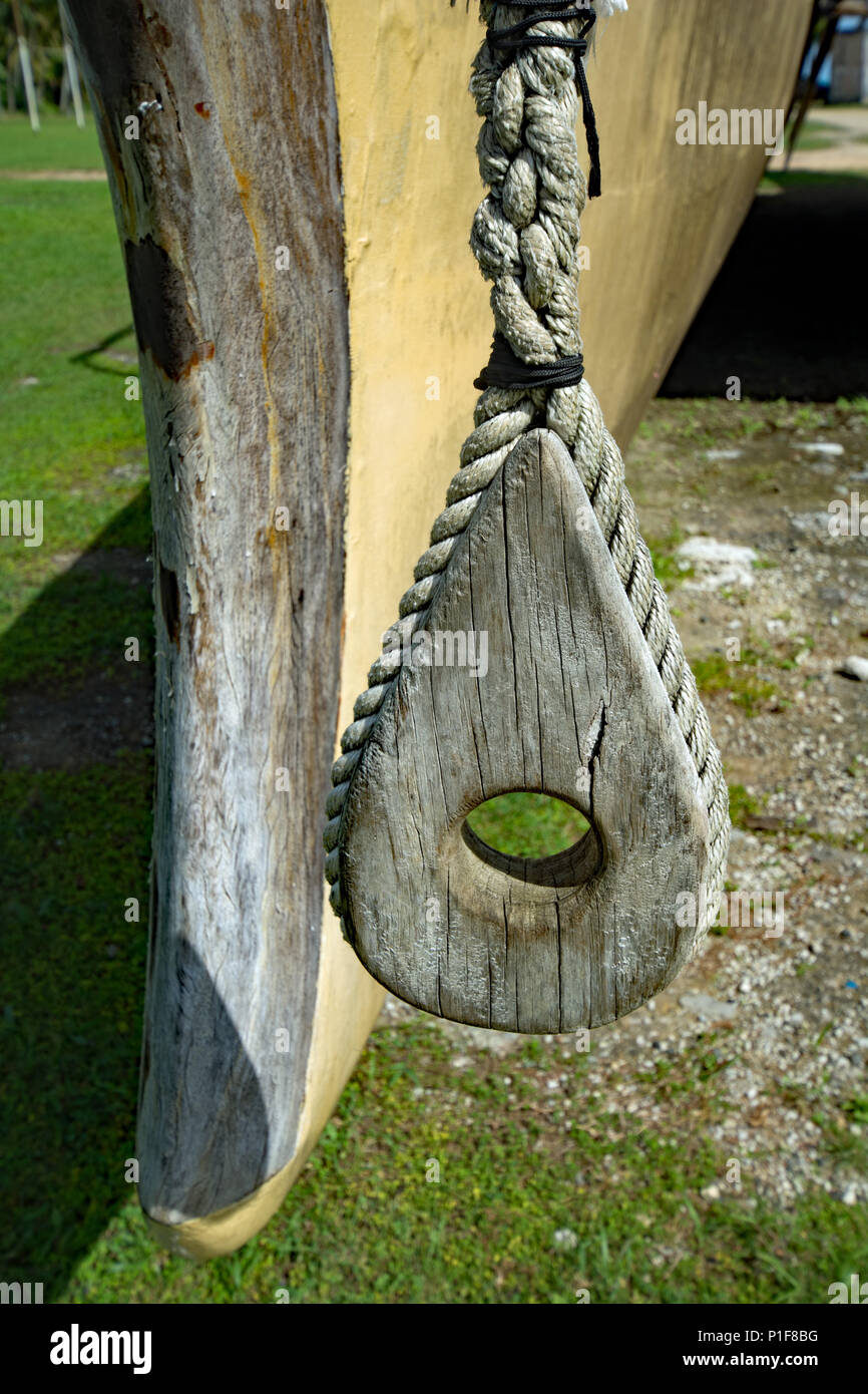 La fune di lavoro sul binding di canoa polinesiana ad Aitutaki Foto Stock