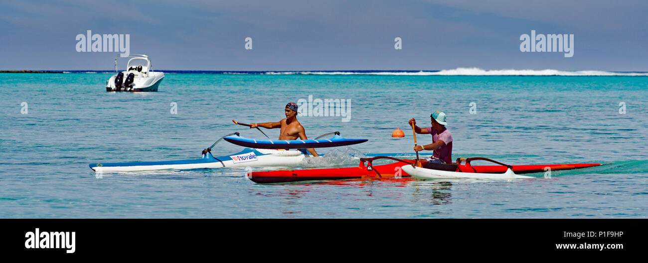 Il tahitiano canoisti godendo il loro mestiere nelle limpide acque blu dell'atollo. Foto Stock