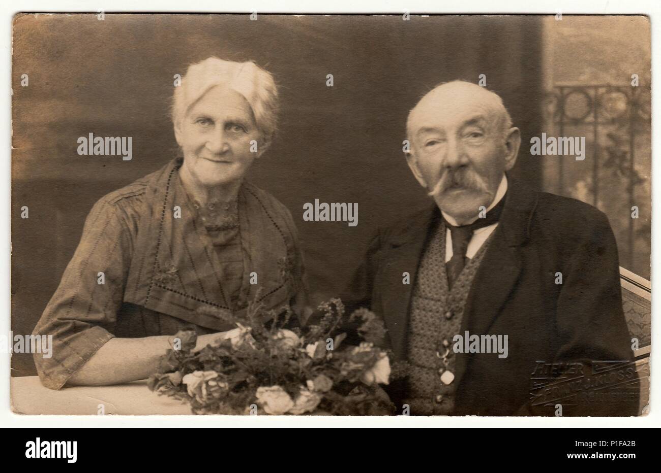 LIBEREC (REICHENBERG), LA REPUBBLICA CECOSLOVACCA - CIRCA 1920s: Foto d'epoca mostra una coppia più anziana. Foto antica in bianco e nero. 1920s. Foto Stock