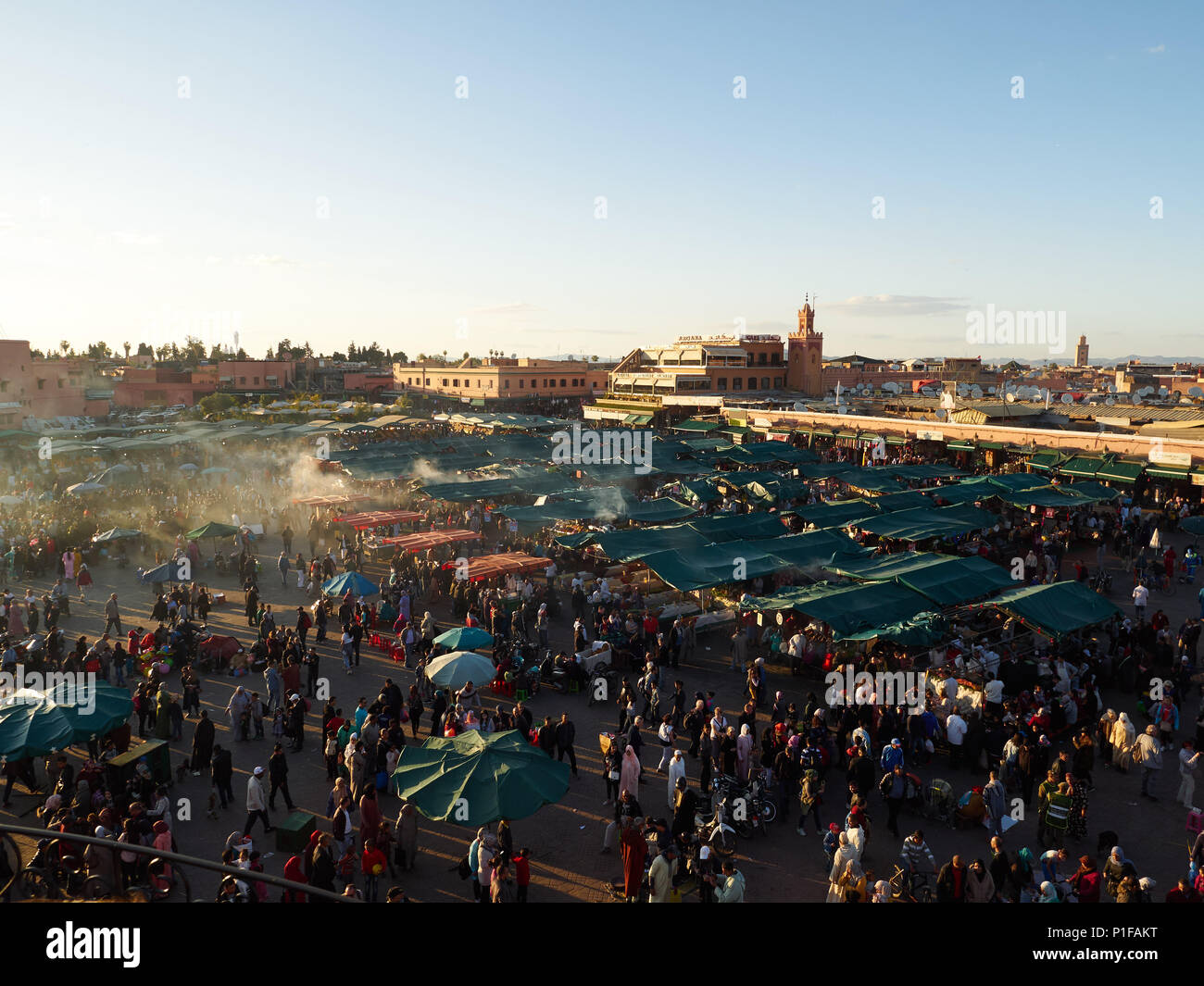 Sera in piazza Jema El Fna, dove una scioccante e attraente atmosfera domina e dove il tempo non è percettibile a Marrakech, Marocco. Foto Stock