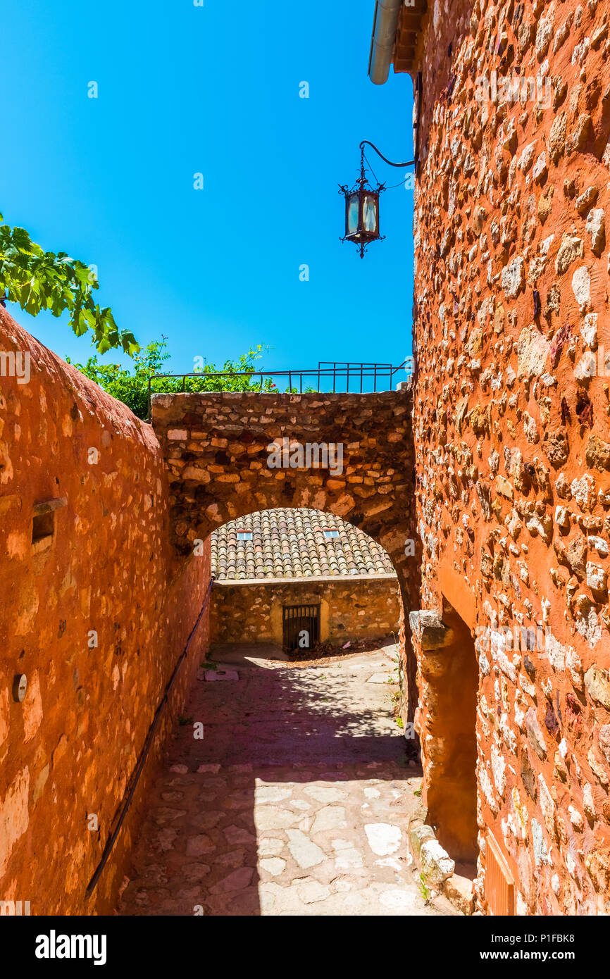 Ocra rossa misterioso street in Roussillon Villaggio in Provenza, Francia Foto Stock