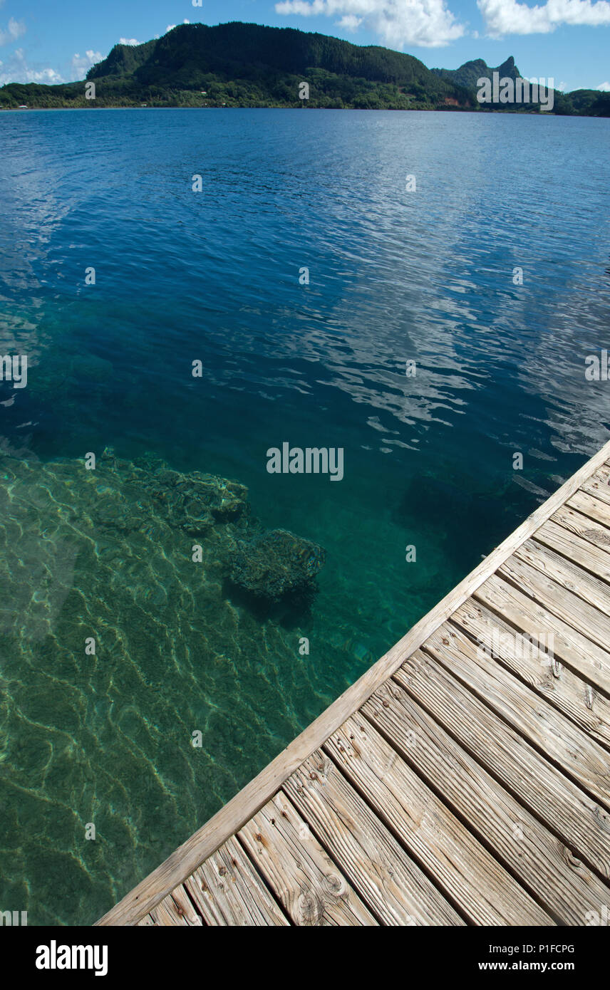 L'acqua chiara accanto al jetty di Paul Gauguin crociera a Huahine Island Foto Stock