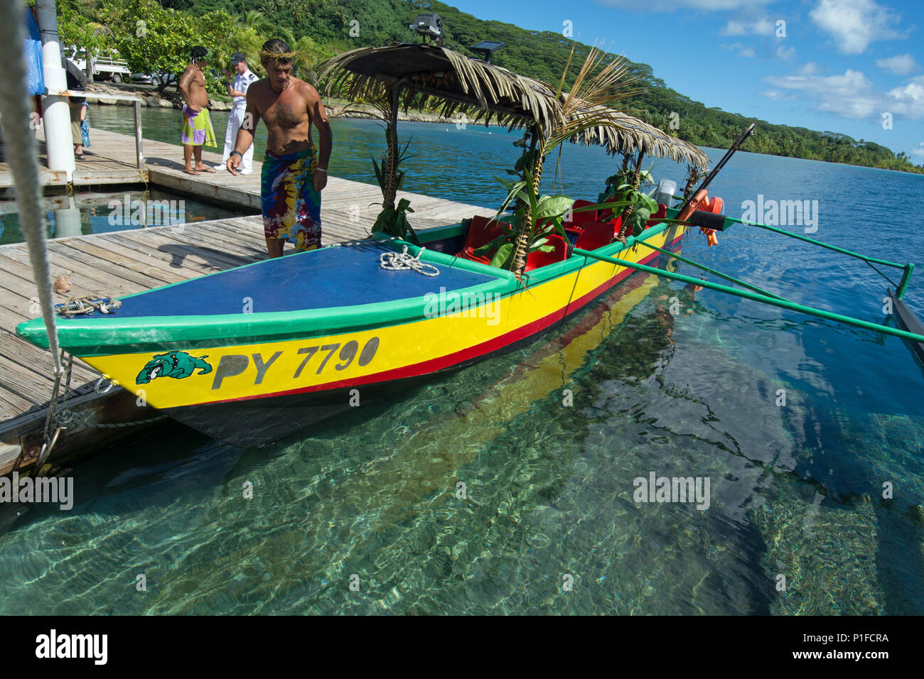 Vivacemente colorato outrigger canoa con foglie di palma bimini onPAUL GAUGUIN crociera a Huahine Island Foto Stock