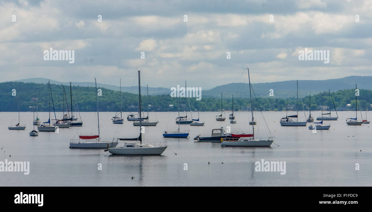 Mazzuoli baia del Lago Champlain, con molte barche a vela ormeggiata con il verde delle montagne del Vermont attraverso il lago Foto Stock