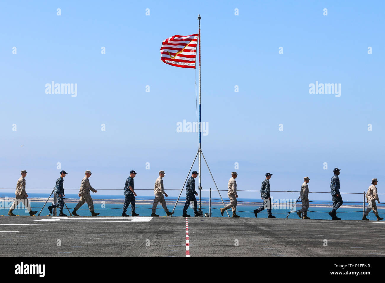 SAN DIEGO (14 ottobre 2016)-Marines e marinai a piedi lungo la prua della nave USS Makin Island (LHD-8) per assumere le loro posizioni all'uomo le rotaie come Makin Island anfibio gruppo pronto/xi Marine Expeditionary Unit si prepara a salpare sul suo pacifico occidentale 16-2 distribuzione e lasciare San Diego, California, il 14 ottobre 2016. L'ARG/MEU squadra sarà a capo attraverso il Pacifico e comandi centrali' aree di funzionamento agendo come la nazione di crisi della forza di risposta durante questa distribuzione. (U.S. Marine Corps photo by Lance Cpl. Brandon Maldonado/rilasciato) Foto Stock