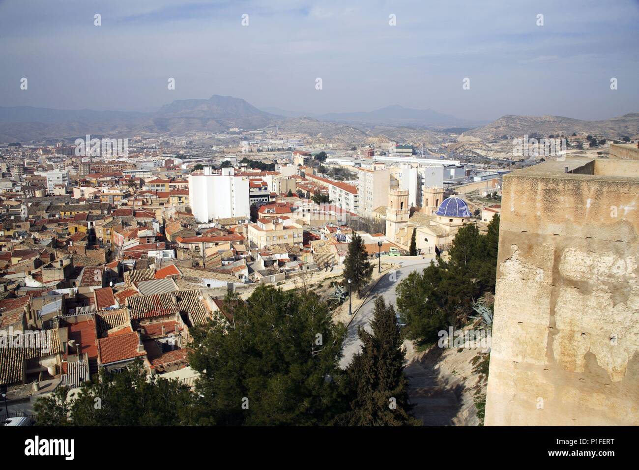 Spagna - Valencia regione autonoma - Vinalopó (distretto) - Alicante. Petrer; vista de ciudad desde el Castillo. Foto Stock