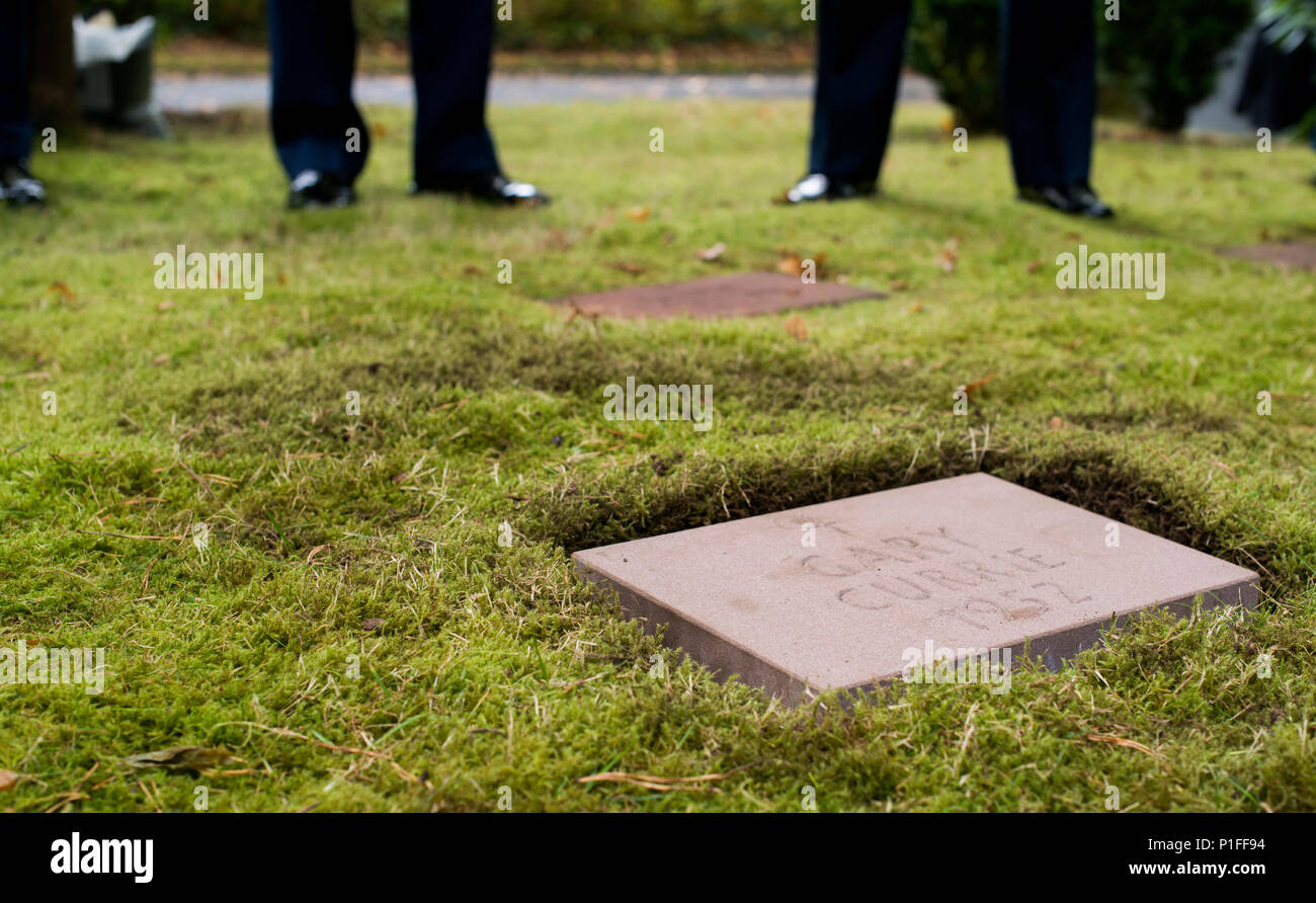 Una lapide per Gary Currie, un bambino che ha perso la vita nel 1952, prevede in luogo nel corso di una cerimonia presso la American Kindergraves a Kaiserslautern, in Germania, dal 15 ottobre 2016. Gioia Caffey, Gary della madre, non sa dove suo figlio è prevista per il resto. La sua famiglia ha raggiunto le Ramstein Capi Area' Gruppo e si sono offerti di dedicare una lapide a Gary entro il Kindergraves. (U.S. Air Force foto di Senior Airman Tryphena Mayhugh) Foto Stock