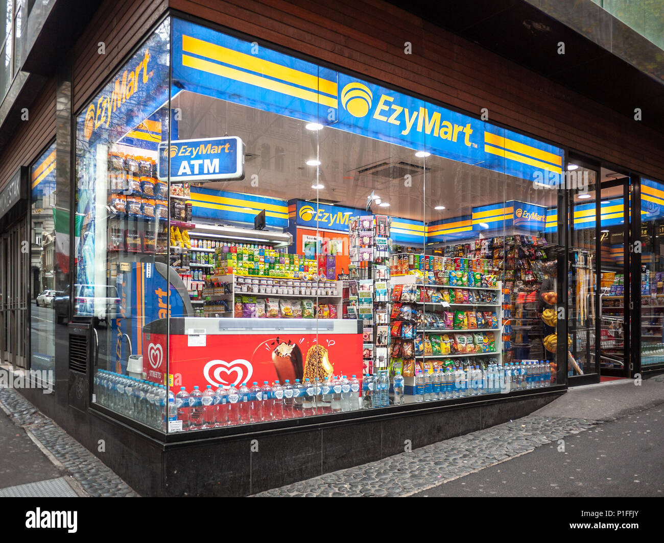 Un EzyMart minimarket aperto all'angolo delle strade nel CBD di Melbourne. VIC Australia. Foto Stock