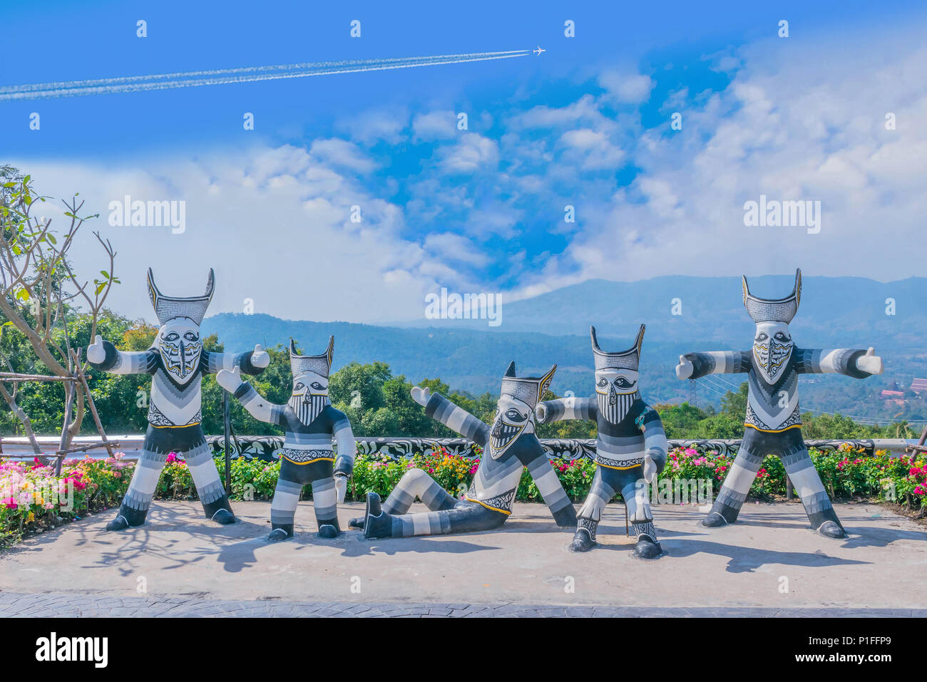 Simbolo di Phi Ta Khon Festival, bella maschera, sul bordo della strada con il bellissimo cielo cloud.le proprietà pubbliche a Dan Sai district, Loei provincia, Foto Stock