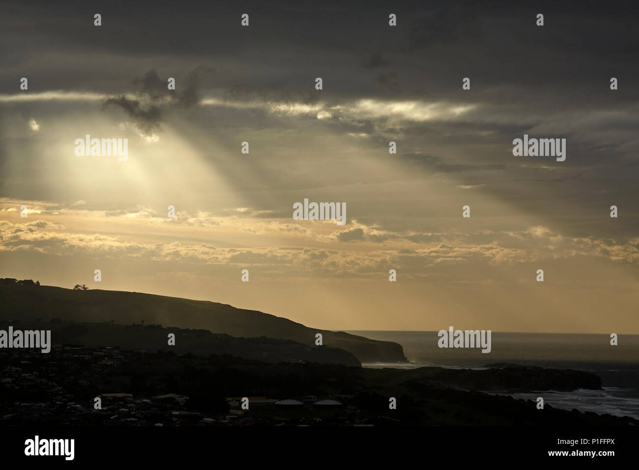 I raggi di luce oltre a Dunedin, Otago, Isola del Sud, Nuova Zelanda Foto Stock