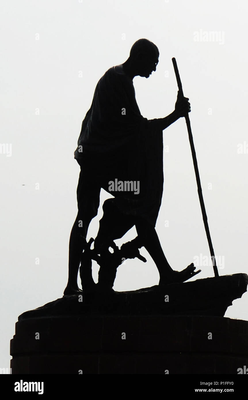 Statua del Mahatma Gandhi presso la spiaggia di marina di Chennai. Foto Stock