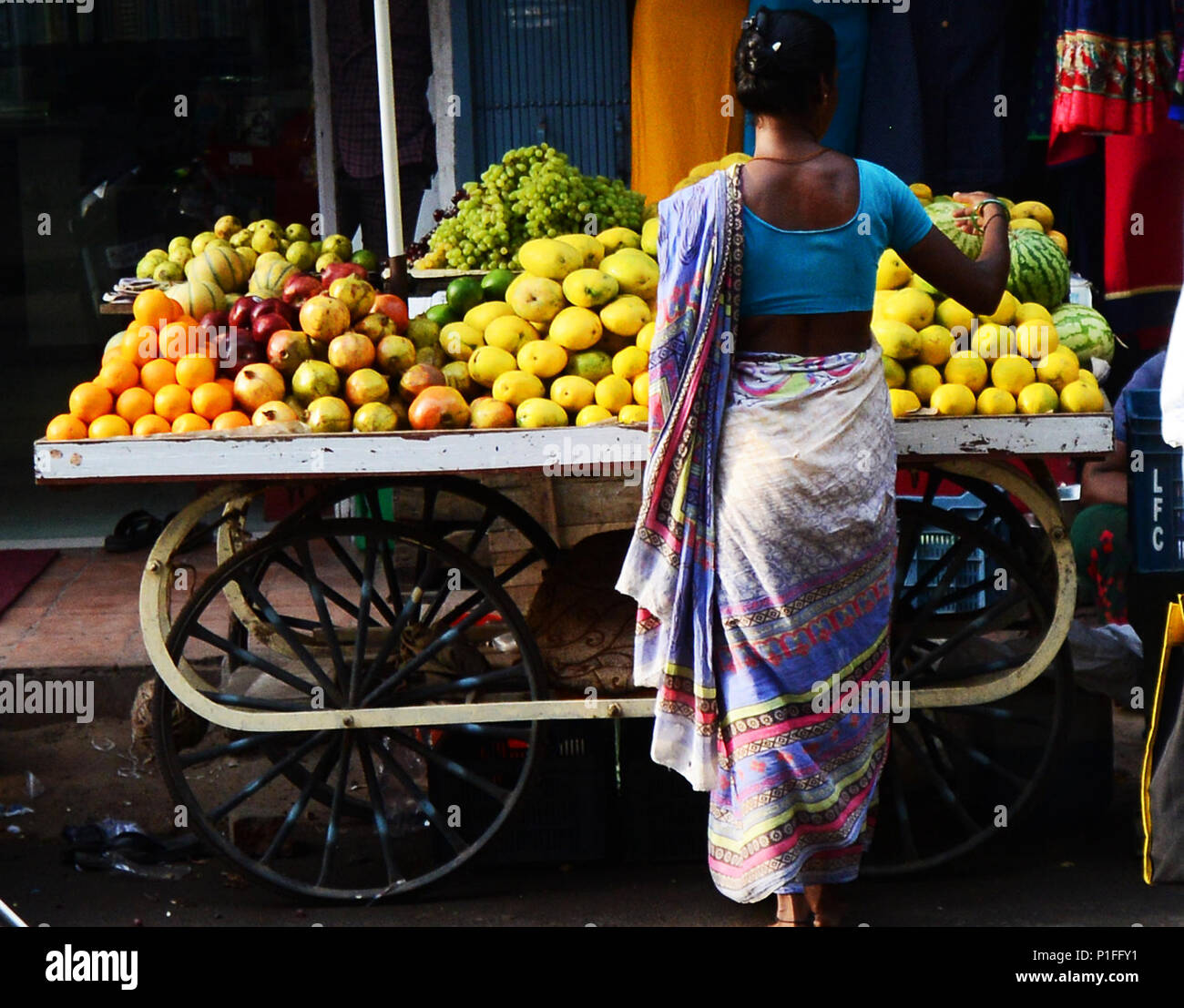 Un colorato di stallo di frutta a Chennai, India. Foto Stock
