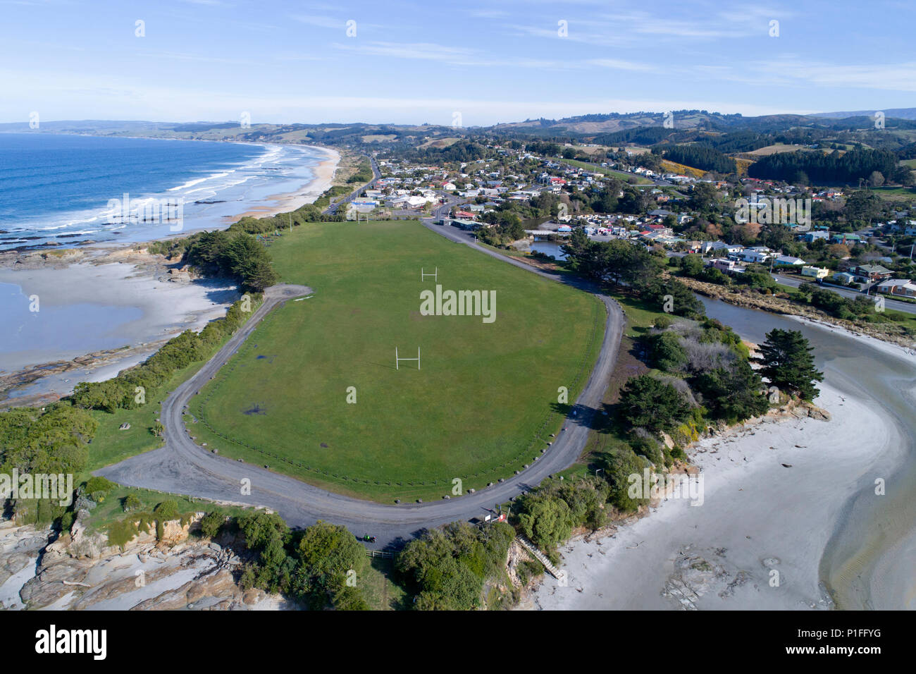 La spiaggia di Brighton e il dominio Dunedin, South Island, in Nuova Zelanda - antenna fuco Foto Stock