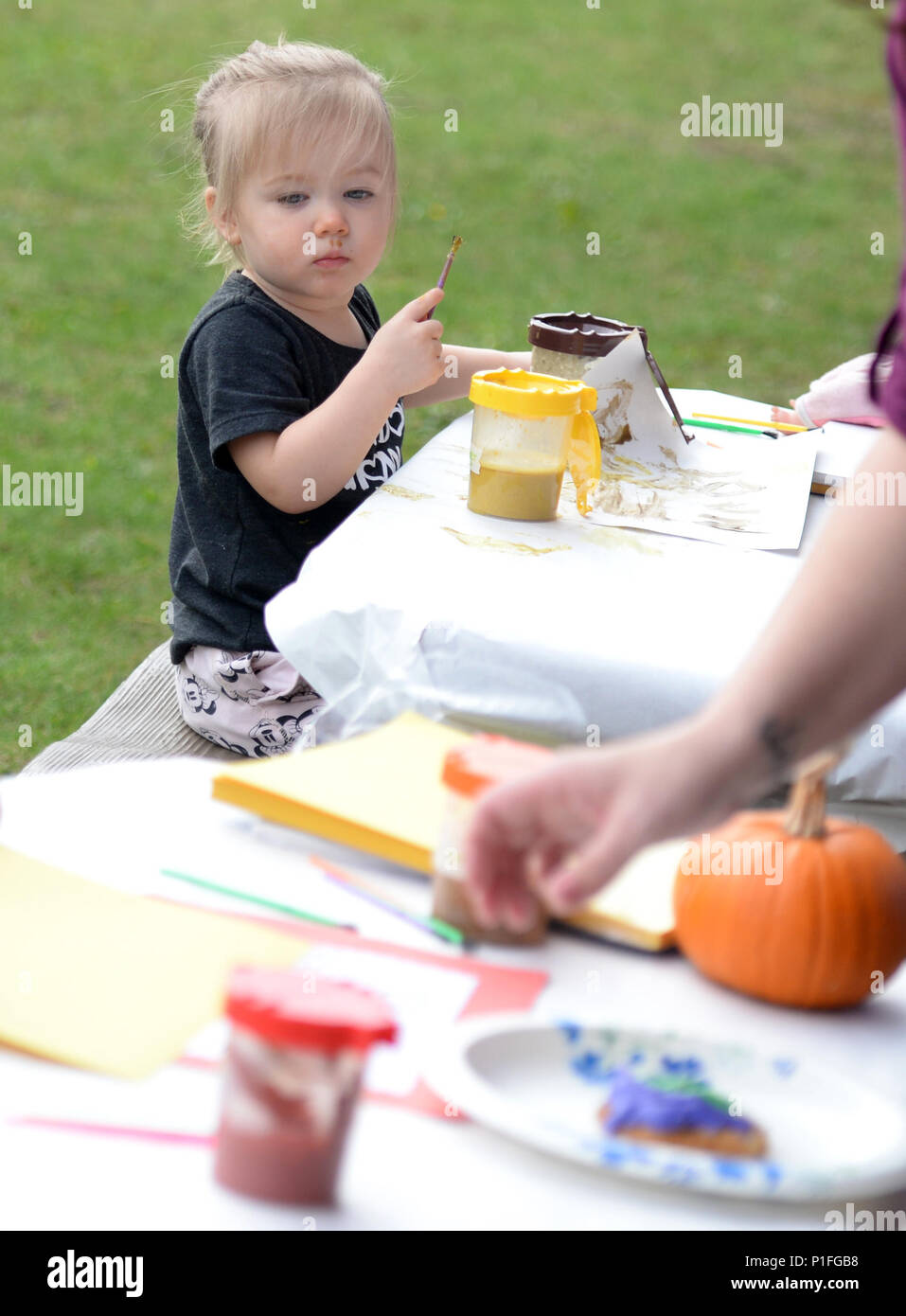 Team Mildenhall bambini caduta di vernice foto durante un festival di autunno ott. 28, 2016 al bambino un centro di sviluppo sulla RAF Mildenhall, Inghilterra. Bambini e genitori vestiti con i costumi e ha preso parte a giochi e attività. (U.S. Air Force foto da Gina Randall) Foto Stock