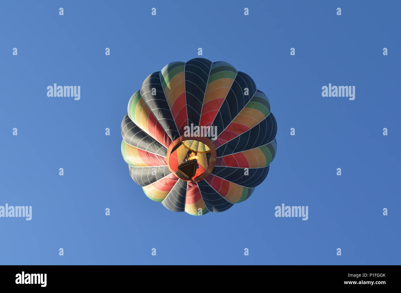 Una mongolfiera dal basso contro un cielo blu chiaro durante Plainville Hot Air Balloon Festival Foto Stock