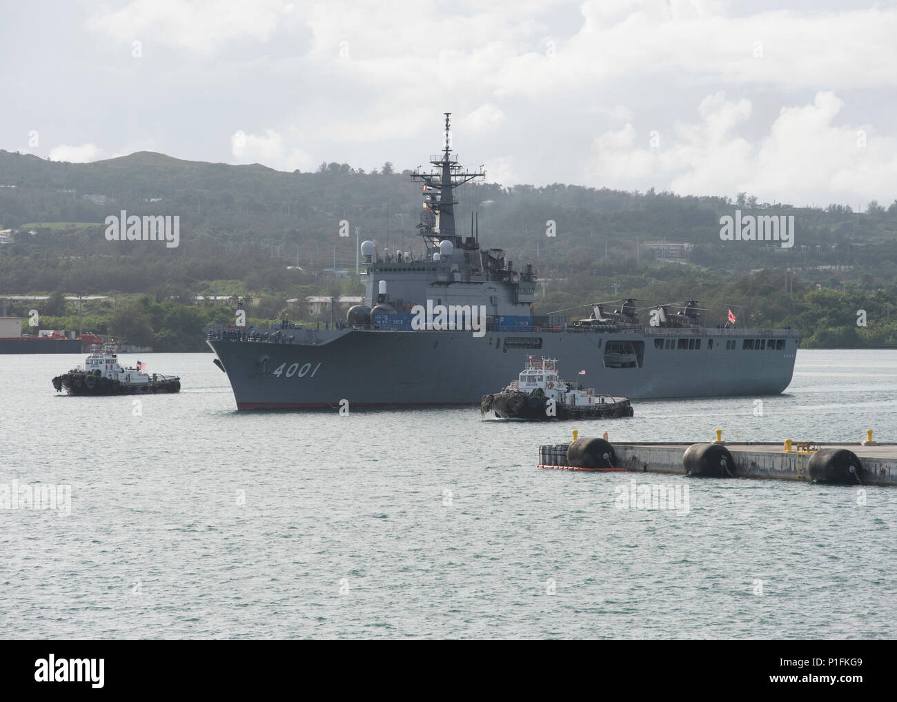 161101-N-ZK021-015 - Guam (nov. 1, 2016) La nave giapponese (JS) Ohsumi (LST 4001) si diparte Apra Harbor di partecipare in vivo spada 2017. Appassionato di spada 17 è un giunto e bilaterali di formazione sul campo di allenamento (FTX) tra gli Stati Uniti e le forze giapponesi intende aumentare la prontezza e l'interoperabilità nel quadro dell'U.S. - Giappone alliance. (U.S. Navy foto di Sottufficiali di prima classe Gervacio Nardel/rilasciato) Foto Stock