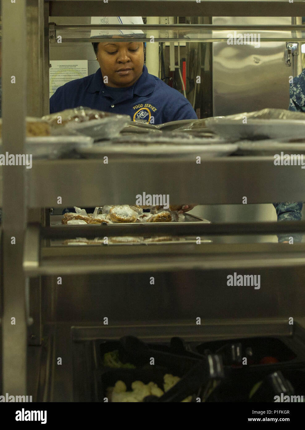 NEWPORT NEWS, Va. (ott. 4, 2016) -- Master Chief Petty Officer Tinesha Troupe, assegnato al gruppo Pre-Commissioning Gerald Ford (CVN 78), la ricarica del vassoio dei cookie nel disordine dei ponti durante la 'FSA per un giorno". Questo evento è stato un fundraiser coordinato dalla coalizione di marinai contro decisioni distruttive (CSADD) in cui i marinai si è classificato E-6 a E-9 sono state selezionate per assistere nella nave il pasticcio dei ponti. (U.S. Navy foto di Sottufficiali di terza classe Cathrine Mae O. Campbell/rilasciato) Foto Stock