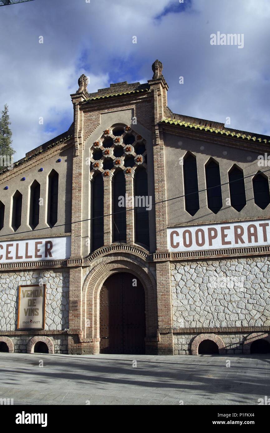 Spagna - Catalogna - Priorat (distretto) - Tarragona. Cornudella de Montsant; bodega / celler cooperatiu (arquitecto César Martinell) (D.O. Montsant). Foto Stock