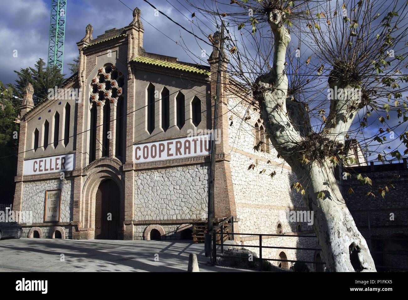 Spagna - Catalogna - Priorat (distretto) - Tarragona. Cornudella de Montsant; bodega / celler cooperatiu (arquitecto César Martinell). Foto Stock