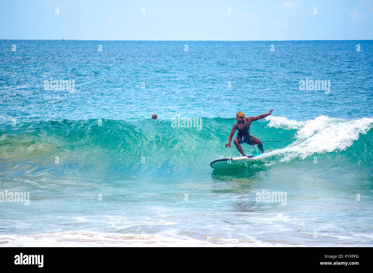 Un surfista, Hikkaduwa beach, Sri Lanka Foto Stock