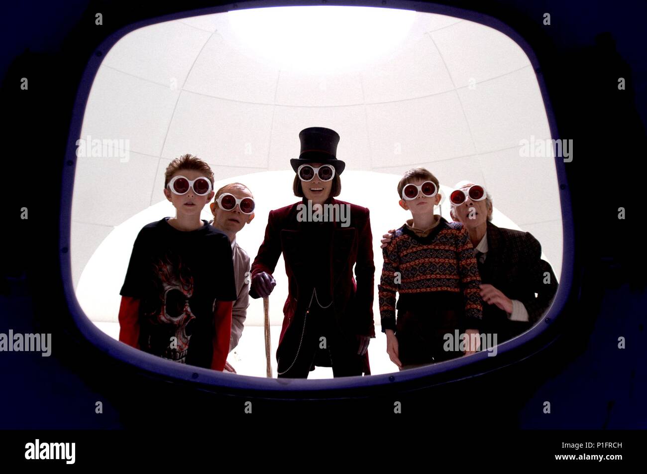 Pellicola originale titolo: Charlie e la fabbrica di cioccolato. Titolo inglese: Charlie e la fabbrica di cioccolato. Regista: tim burton. Anno: 2005. Stelle: Johnny Depp; Freddie Highmore; GIORDANIA RFI; David Kelly; ADAM GODLEY. Credito: WARNER BROS. / Montagna, Peter / Album Foto Stock