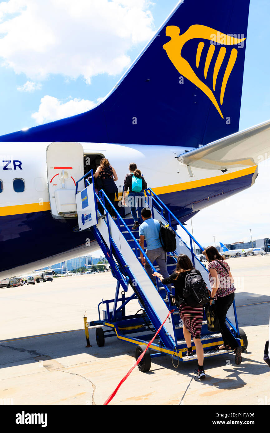 L'imbarco dei passeggeri a Ryanair Boeing 737-800 aereo tramite la porta posteriore, Madrid Adolfo SUAREZ dall' aeroporto di Barajas, Madrid, Spagna. Maggio 2018 Foto Stock