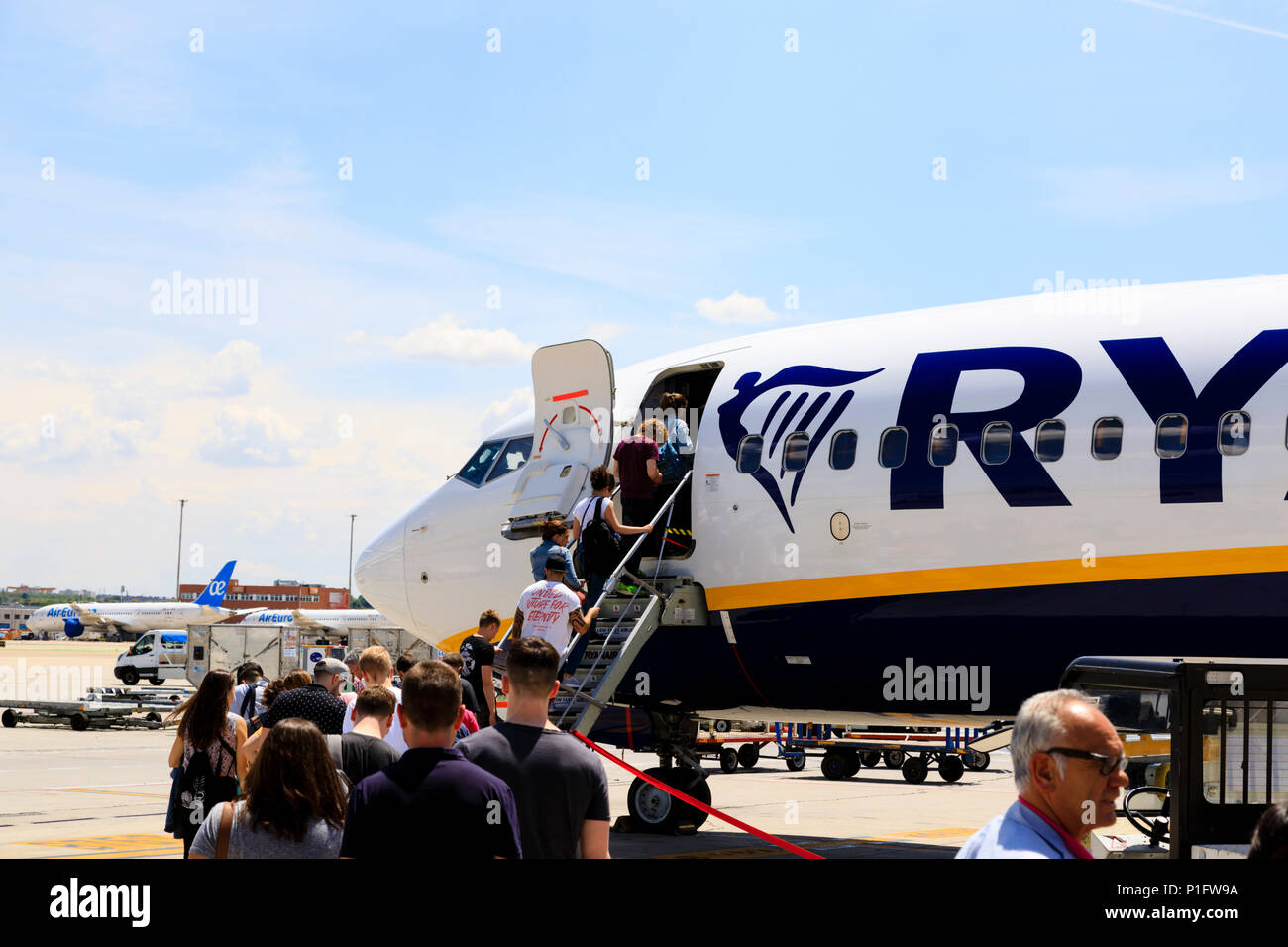 I passeggeri a bordo di un Ryanair Boeing 737-800 aeromobile a Madrid Adolfo SUAREZ dall' aeroporto di Barajas, Madrid, Spagna. Maggio 2018 Foto Stock