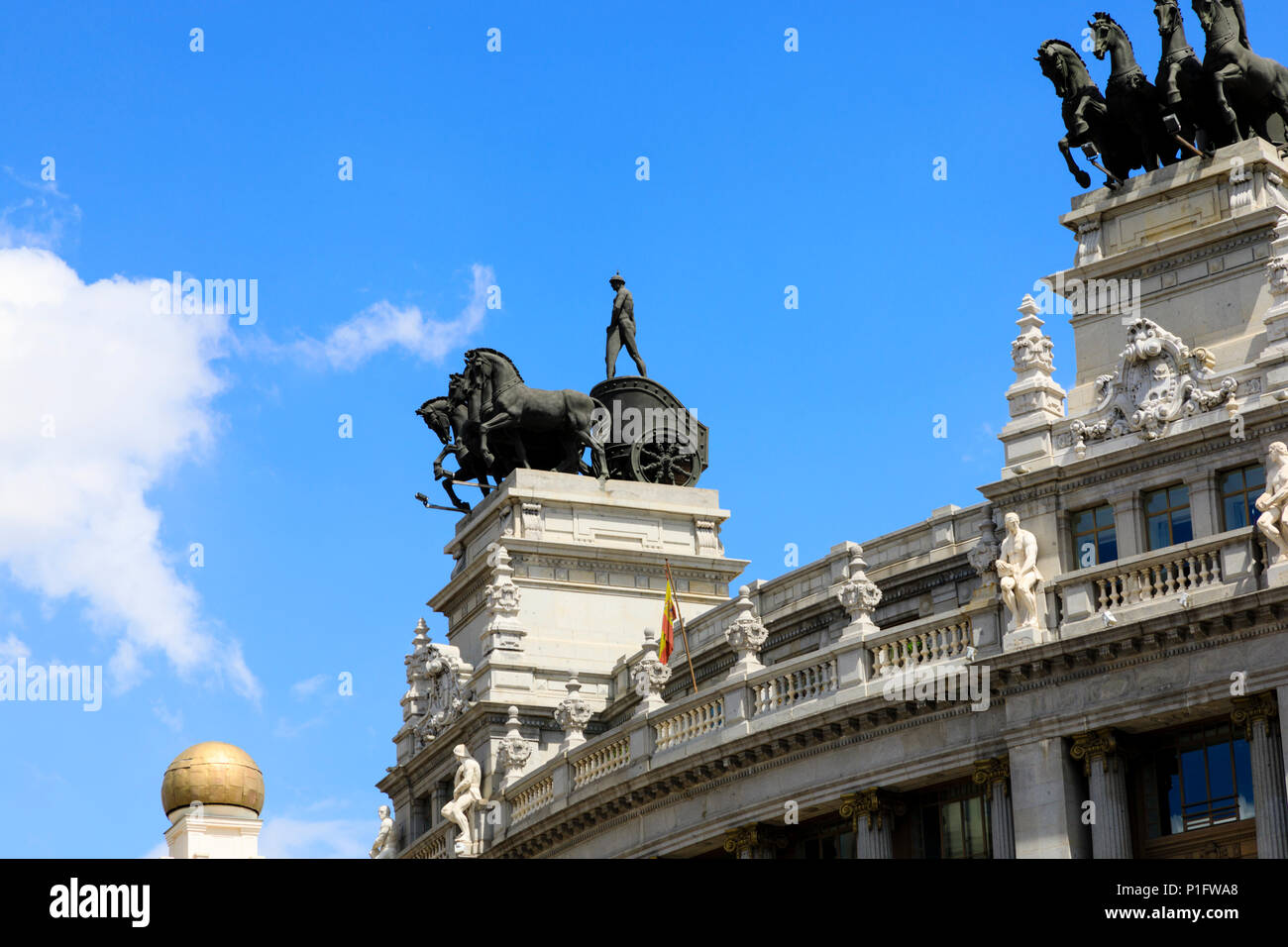 Quadriga, quattro carrozza a cavalli, sculture sulla sommità del BBVA Bank Building, Calle Alcala, Madrid, Spagna. Maggio 2018 Foto Stock