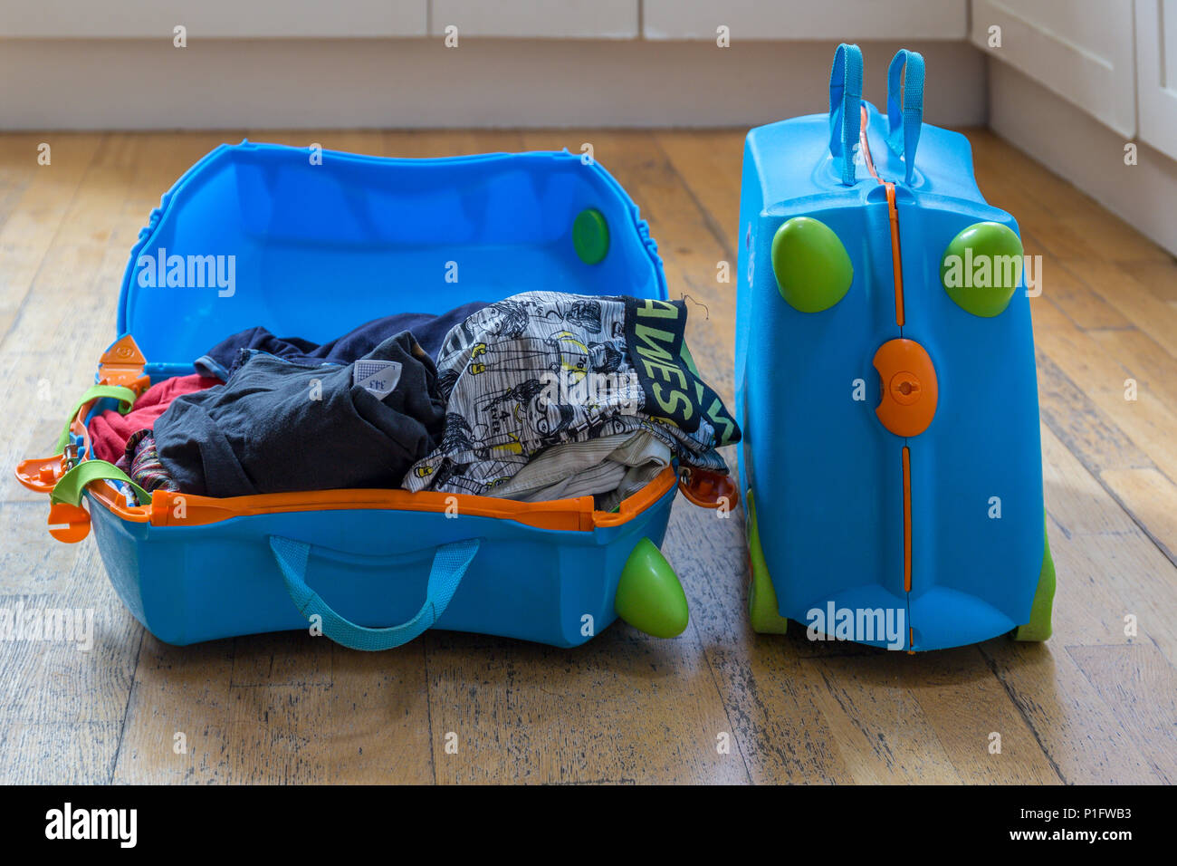 Bambini ride su, trasportare su casi Trunki Foto Stock