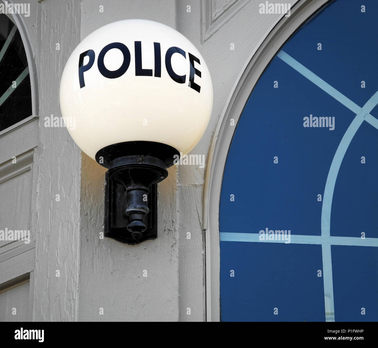 Stazione di polizia di entrata e globo segno di luce Foto Stock