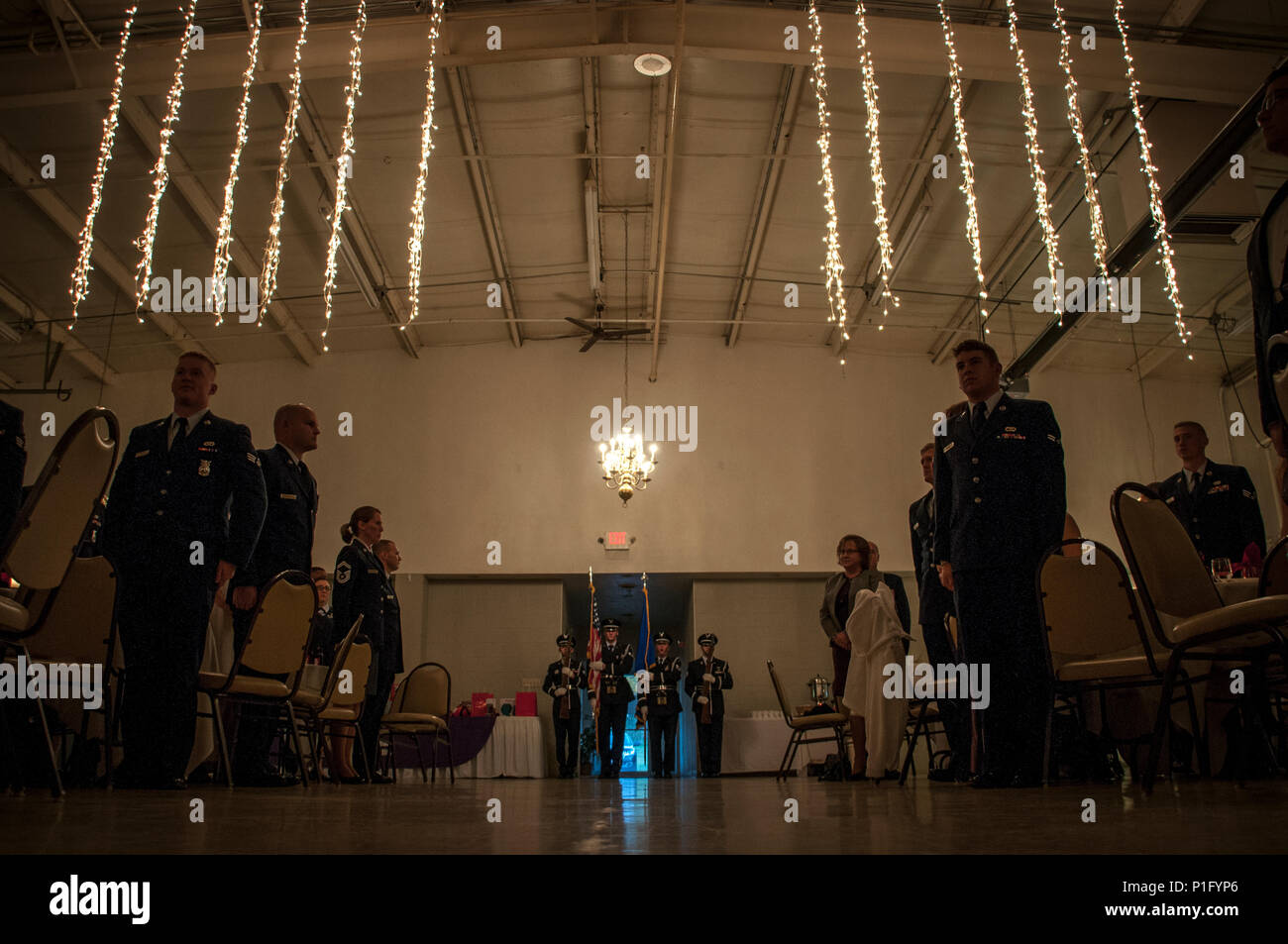 179Th Airlift Wing Base Guardia d'onore squadra esegue il distacco dei colori come membri della 179th Airlift Wing e duecentesimo rosso squadrone di cavalli si radunano in Mansfield, Ohio, in onore di questo decennio i candidati per Airman dell'anno, il 22 ottobre, 2016. Ogni anno gli avieri in sospeso vengono scelti per rappresentare la migliore delle categorie separate da classificare come società funzionario di grado (CGO), Senior Noncommissioned Officer (SNCO), Sottufficiale (NCO) e Airman dell'anno. Un riconoscimento speciale è dato in onore di un elemento di protezione dell'anno e primo sergente dell'anno nonché l'ambita Minuteman Award. (Brevetto statunitense n. Foto Stock