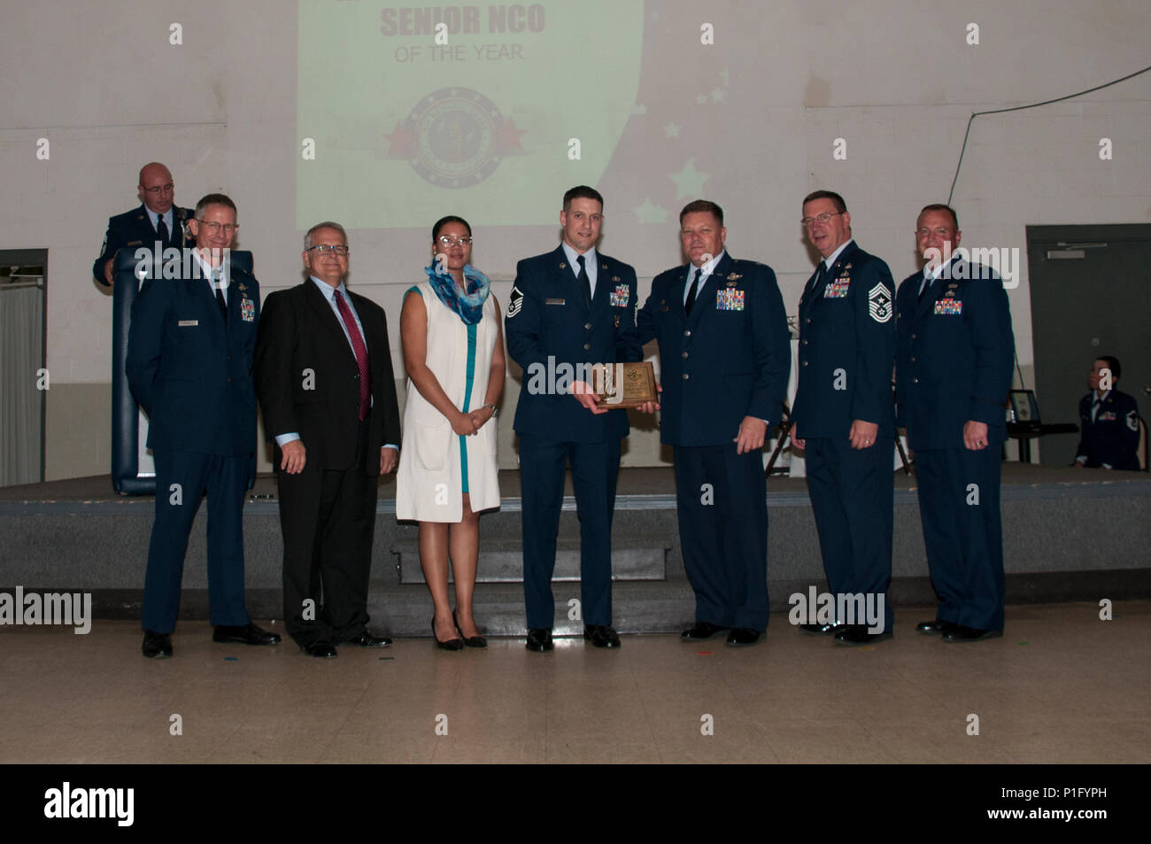 Master Sgt. Robert L. Rogers è annunciato come Senior Noncommissioned Officer (SNCO) dell'anno come membri della 179th Airlift Wing, Mansfield, Ohio, si riuniscono per onorare questo anni candidati per Airman dell'anno, il 22 ottobre, 2016. Da sinistra, Briga. Gen. Gregorio N. Schnulo, Vice aiutante generale per la Ohio Air National Guard, Mansfield Sindaco Tim Theaker, Leah Jones, un rappresentante di U.S. Il senatore Sherrod Brown's office, Master Sgt. Robert L. Rogers, Col. Jim Camp, il comando Chief Master Sgt. Thomas A. Jones e il tenente Col. Joe Logan. Ogni anno gli avieri in sospeso vengono scelti per rappresentare il Foto Stock