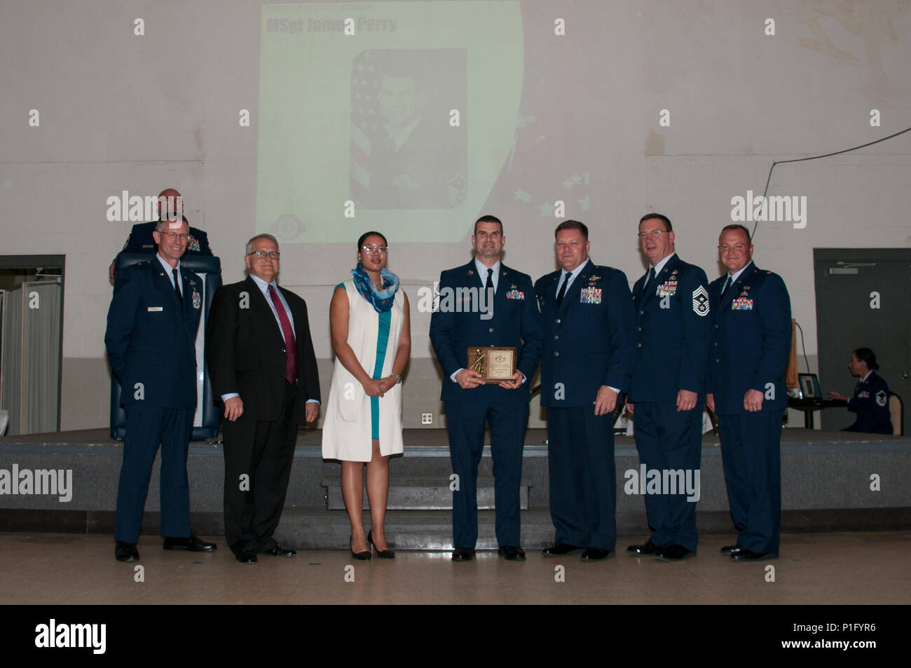 Master Sgt. James M. Perry è annunciato come primo sergente dell'anno come membri della 179th Airlift Wing, Mansfield, Ohio, si riuniscono per onorare questo anni candidati per Airman dell'anno, il 22 ottobre, 2016. Da sinistra, Briga. Gen. Gregorio N. Schnulo, Vice aiutante generale per la Ohio Air National Guard, Mansfield Sindaco Tim Theaker, Leah Jones, un rappresentante di U.S. Il senatore Sherrod Brown's office, Master Sgt. James M. Perry, Col. Jim Camp, il comando Chief Master Sgt. Thomas A. Jones e il tenente Col. Joe Logan. Ogni anno gli avieri in sospeso vengono scelti per rappresentare il meglio delle categorie separate b Foto Stock