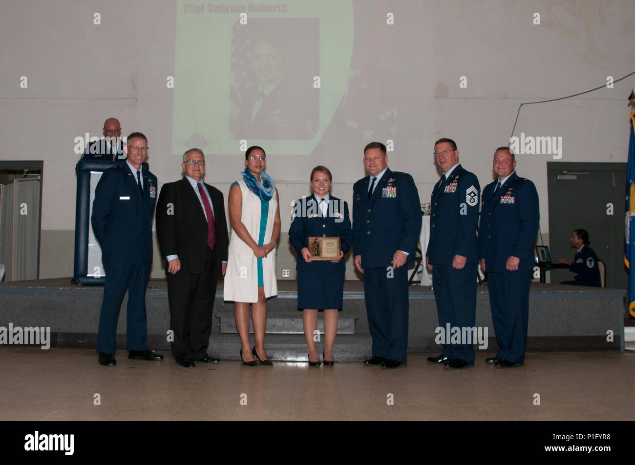 Tech. Sgt. Sabrina M. Roberts è annunciato come sottufficiale (NCO) dell'anno come membri della 179th Airlift Wing, Mansfield, Ohio, si riuniscono per onorare questo anni candidati per Airman dell'anno, il 22 ottobre, 2016. Da sinistra, Briga. Gen. Gregorio N. Schnulo, Vice aiutante generale per la Ohio Air National Guard, Mansfield Sindaco Tim Theaker, Leah Jones, un rappresentante di U.S. Il senatore Sherrod Brown's office, Tech. Sgt. Sabrina M. Roberts, Col. Jim Camp, il comando Chief Master Sgt. Thomas A. Jones e il tenente Col. Joe Logan. Ogni anno gli avieri in sospeso vengono scelti per rappresentare la migliore Foto Stock