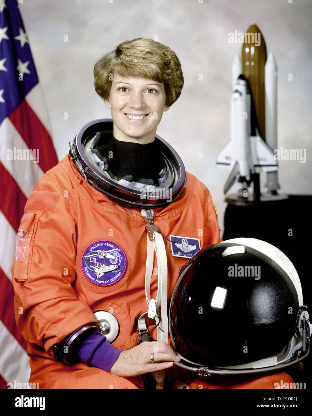 STS-93 Commander, Eileen M. Collins mostrato indossando un lancio di colore arancione e entrata tuta (LES) con casco. Collins è stata la prima donna al comando di una navetta spaziale di missione. Foto Stock