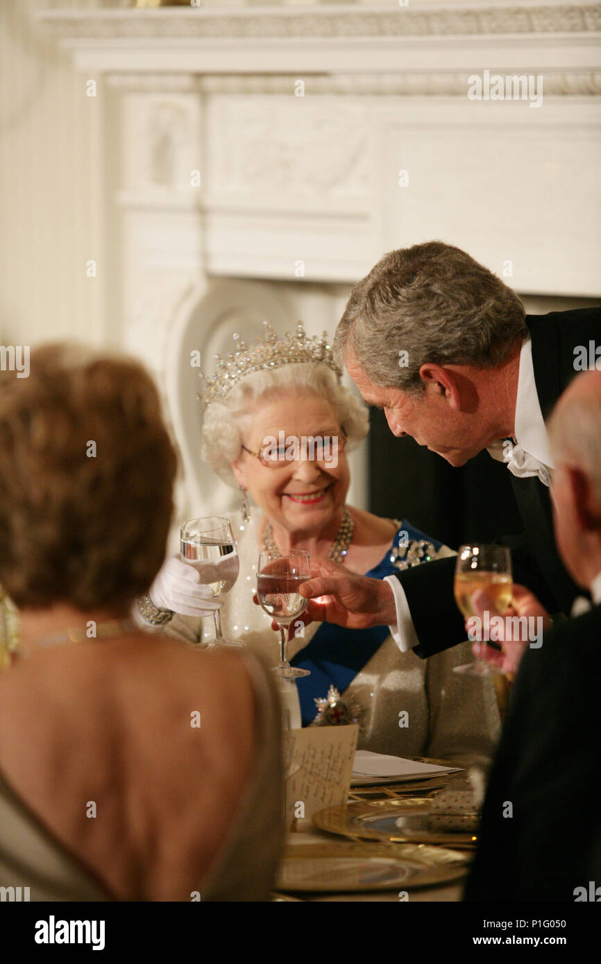 Il Presidente George W Bush toast di Sua Maestà la Regina Elisabetta II di Gran Bretagna a seguito accogliente commento lunedì, 7 maggio 2007, durante la cena di Stato in suo onore alla Casa Bianca. Foto Stock