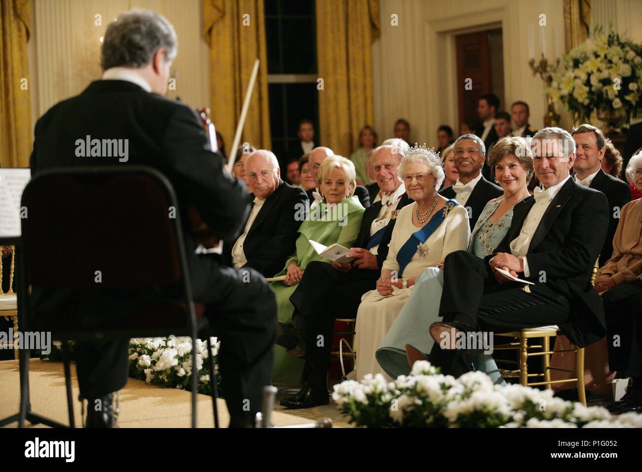 Il violinista Itzhak Perlman suona durante la porzione di intrattenimento della casa bianca membro la cena in onore di Sua Maestà la Regina Elisabetta II Foto Stock