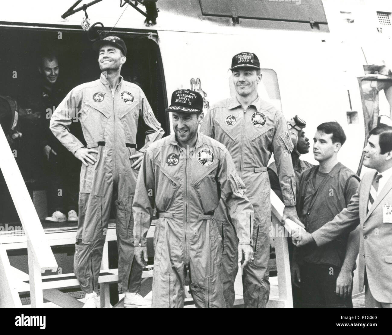 L'equipaggio della missione Apollo 13 passo a bordo del Museo della Portaerei U.S.S. Iwo Jima, adescare il recupero della nave per la missione a seguito di splashdown e operazioni di recupero nel Pacifico del Sud. Esce l'elicottero (da sinistra) astronauti Fred. W. Haise, Jr., modulo lunare pilota; James A. Lovell Jr., comandante; e John L. Swigert jr. Il pilota del modulo di comando. La navicella Apollo 13 spruzzato verso il basso a 12:07:44 pm CST on April 17, 1970. Foto Stock