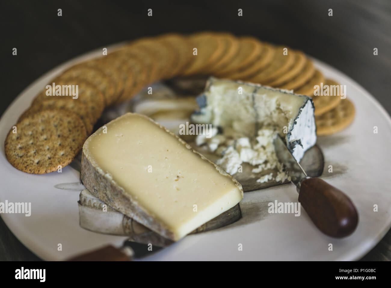 Scheda di formaggio con vari formaggi Foto Stock