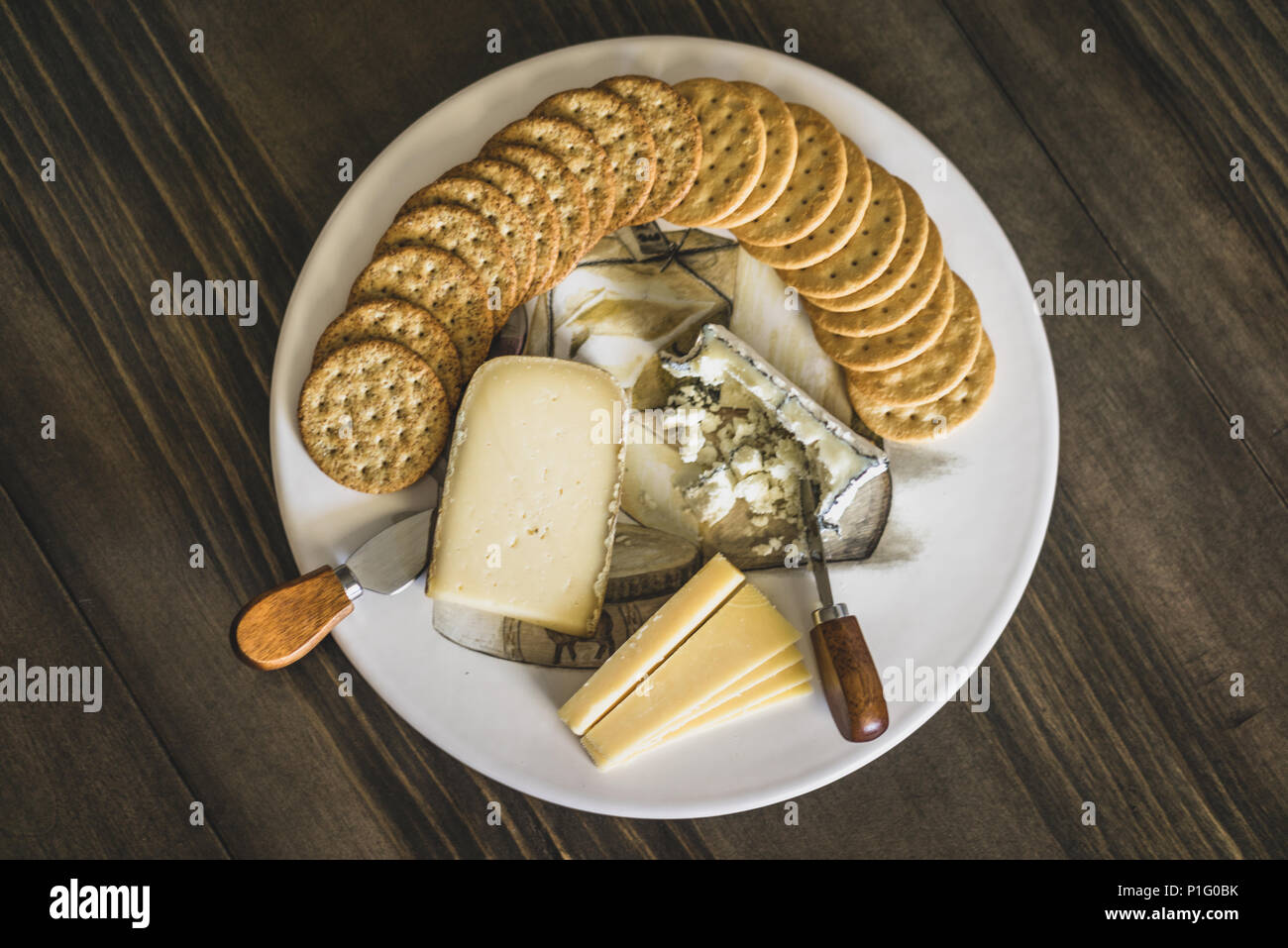 Scheda di formaggio con vari formaggi Foto Stock