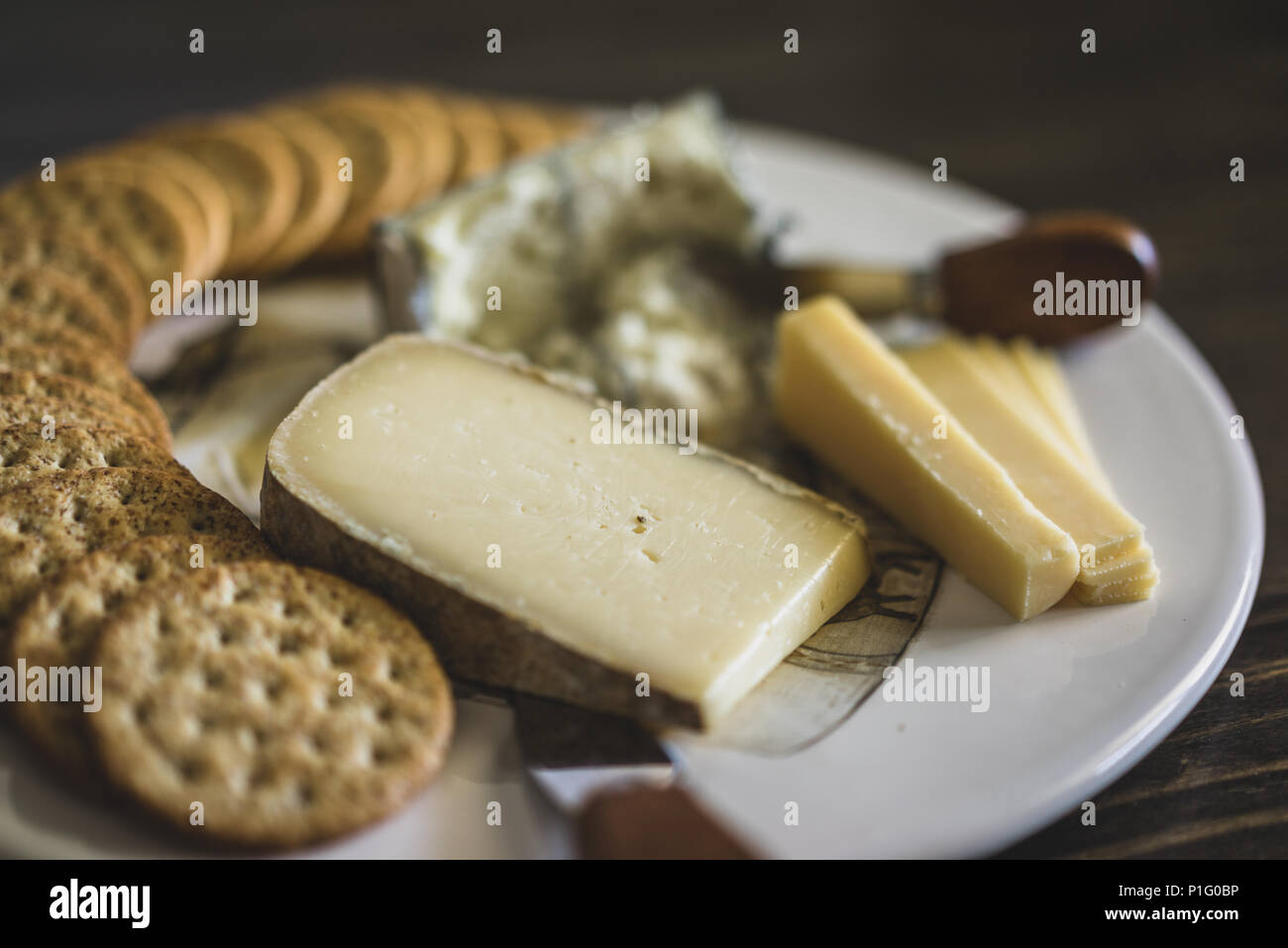 Scheda di formaggio con vari formaggi Foto Stock