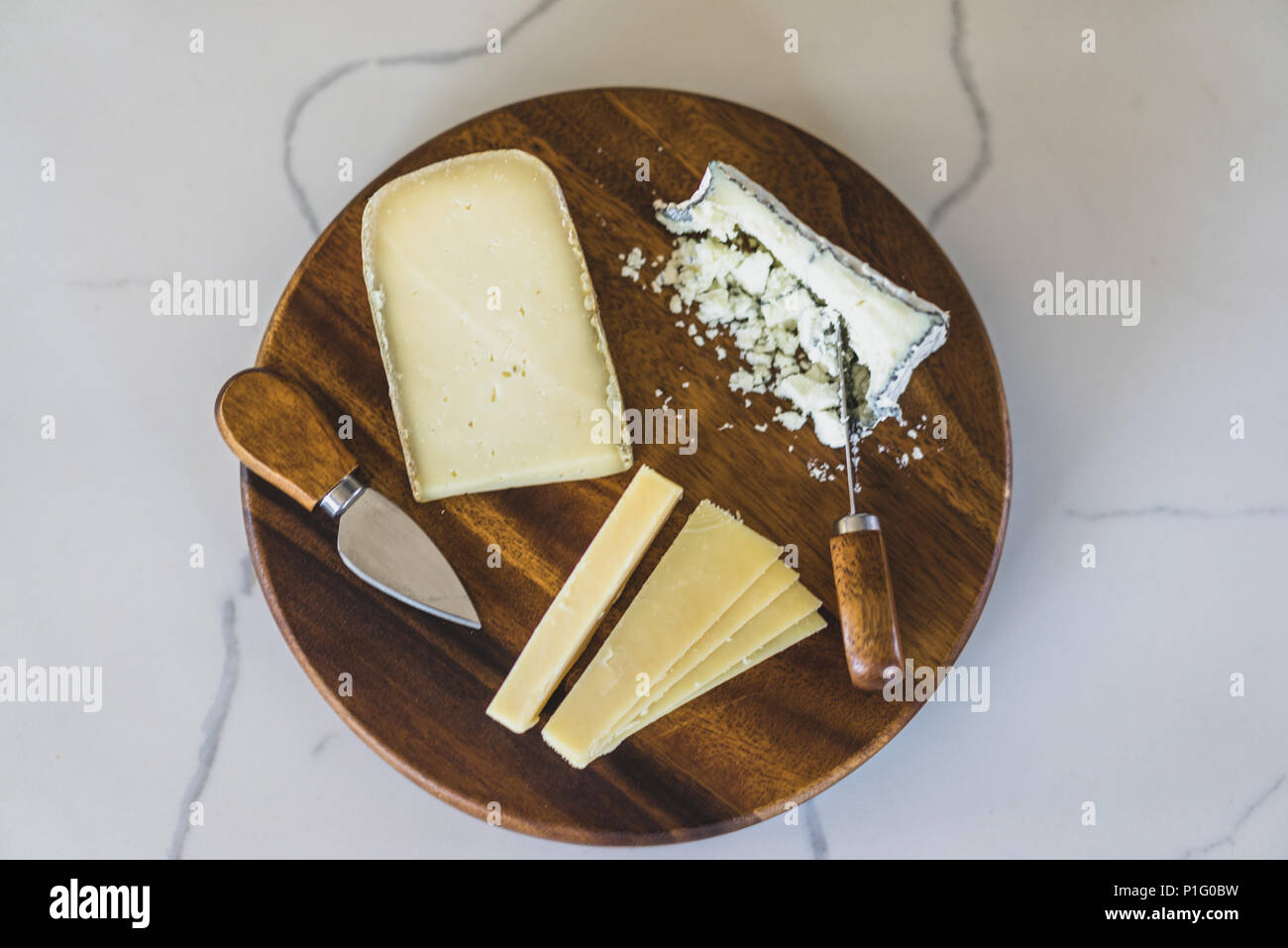 Scheda di formaggio con vari formaggi Foto Stock