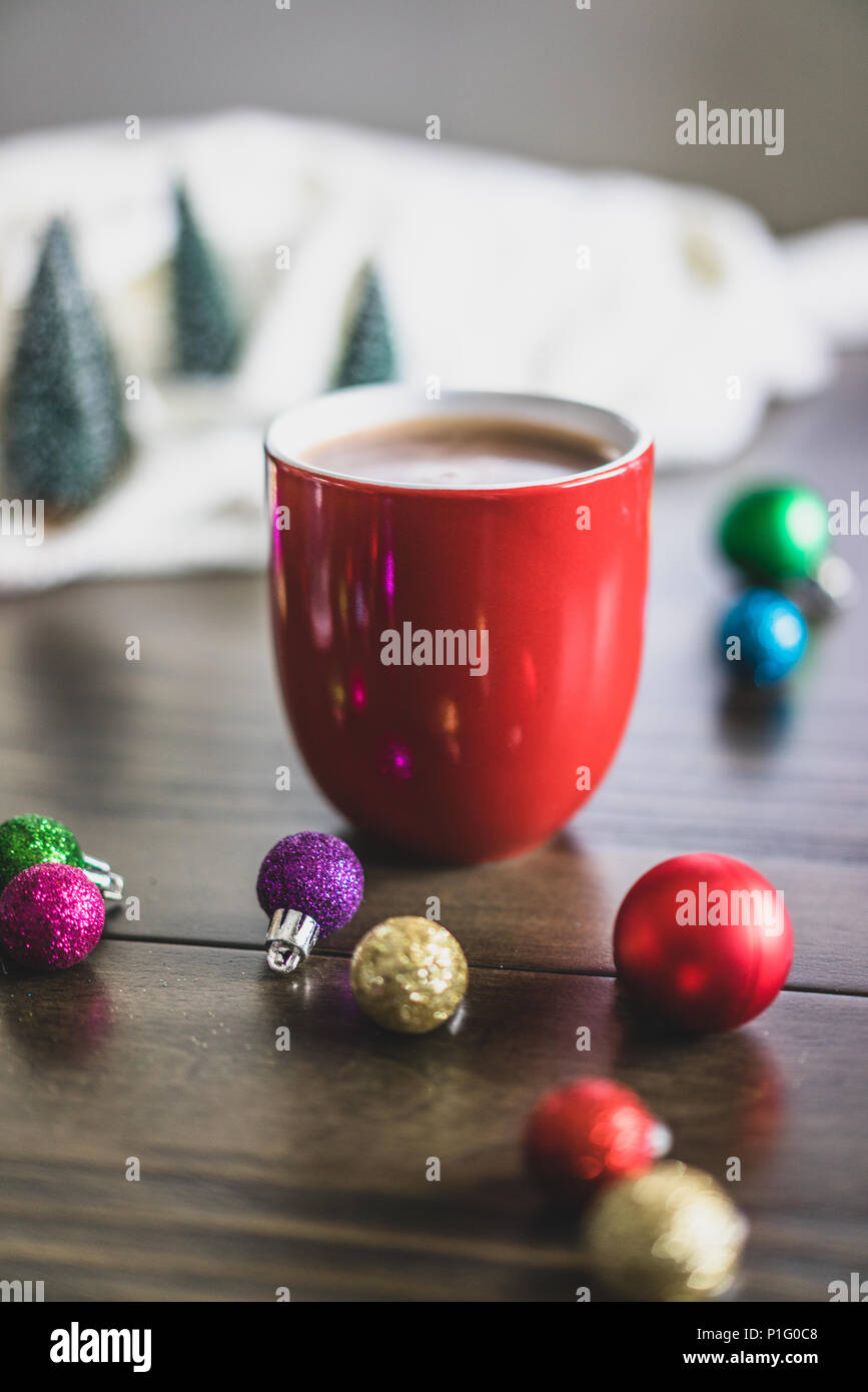 Red tazza di caffè con decorazioni di vacanza Foto Stock