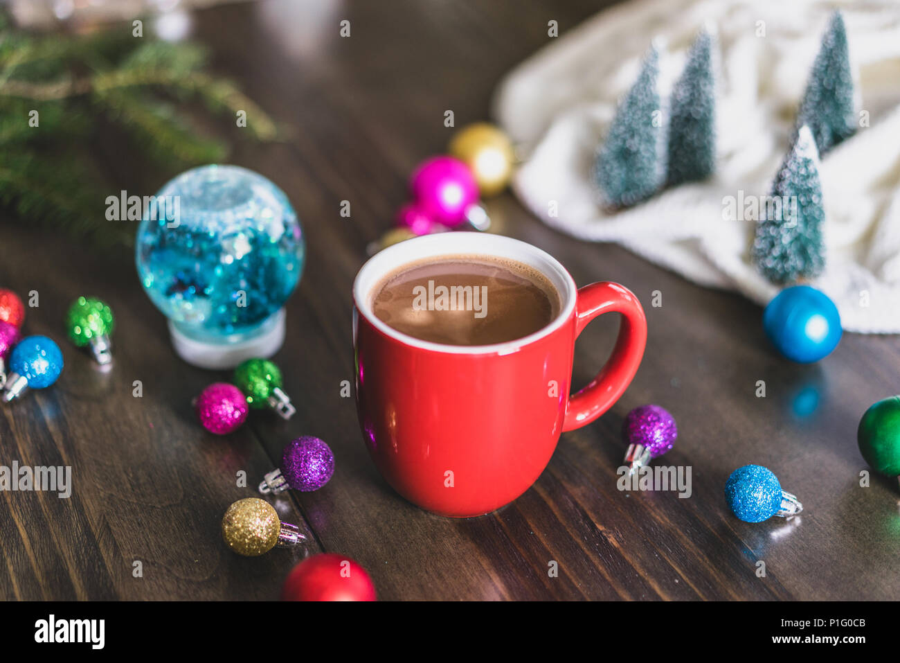 La tazza di cioccolata calda e le decorazioni di Natale Foto Stock