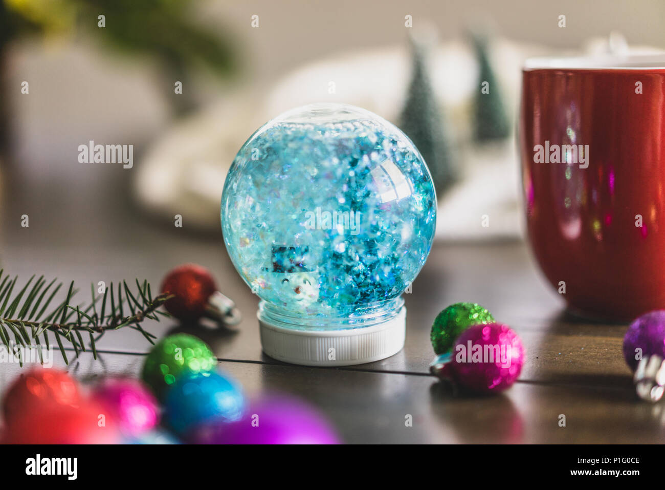 Natale snow globe con ornamenti e decorazioni Foto Stock